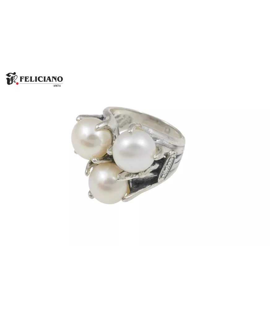 Anillo de plata y 3 perlas con garras.