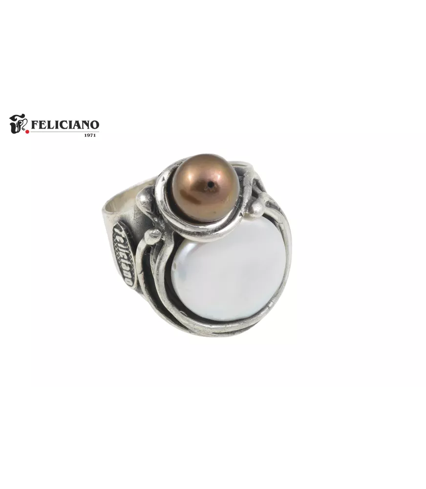 Anillo de plata, perla plana y perla de color.