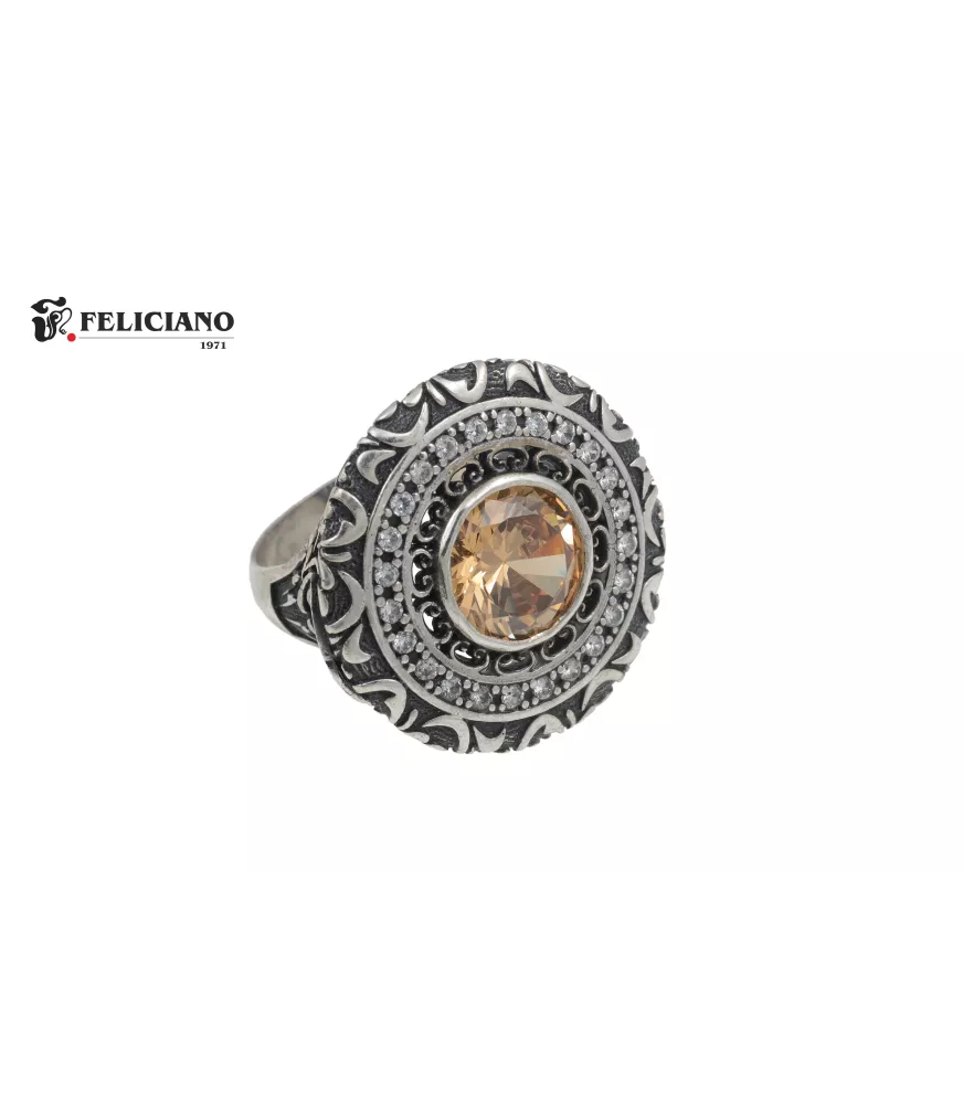 Anillo de plata y cuarzo hidrotermal naranja.