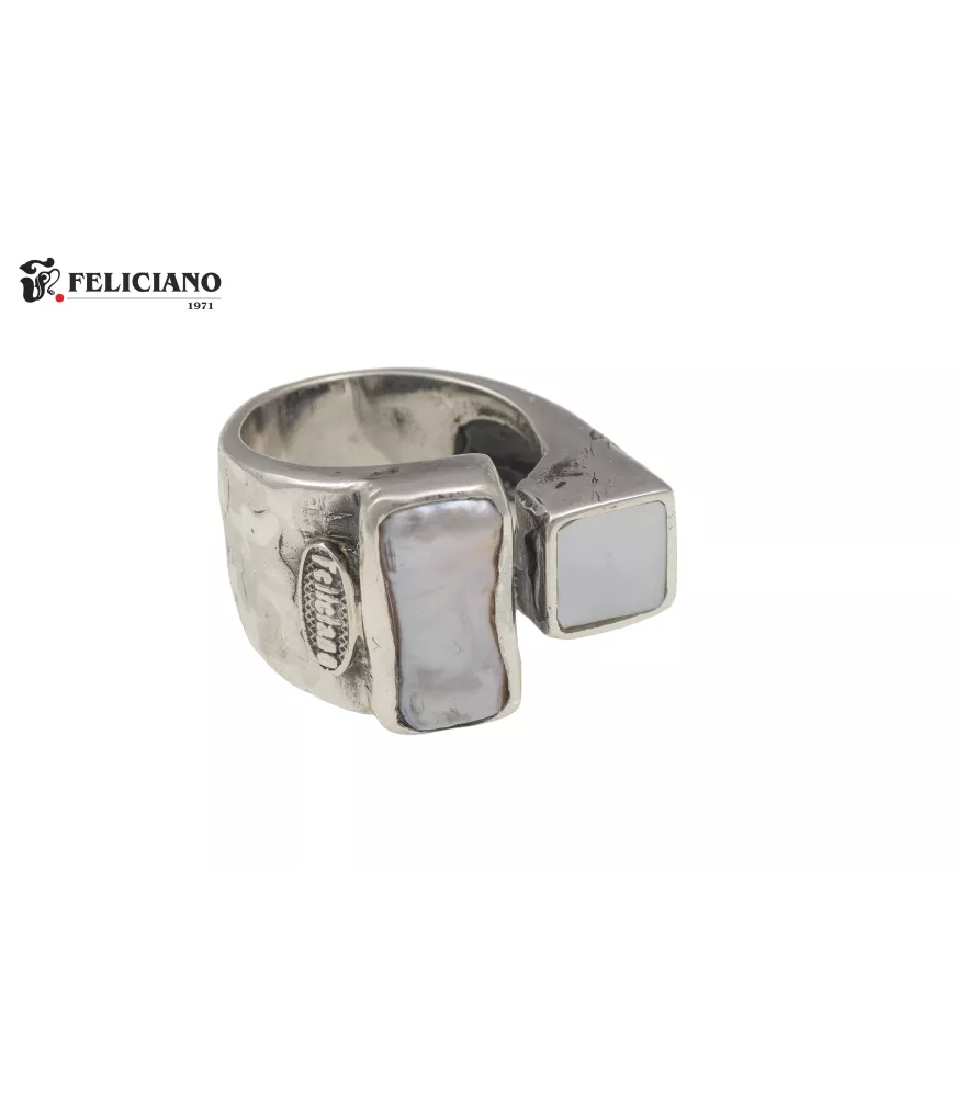 Anillo de plata, nacar y madre perla.