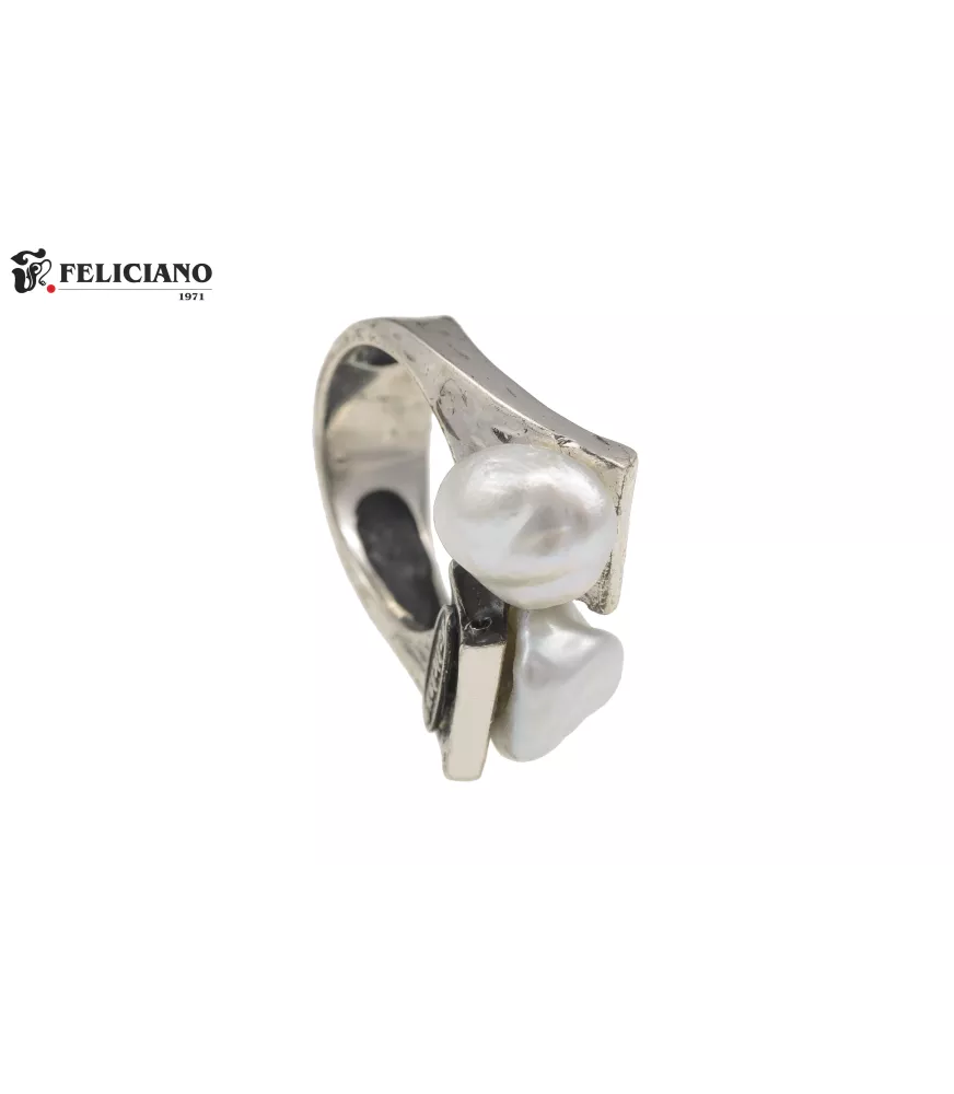 Anillo de plata y 2 perlas barrocas.