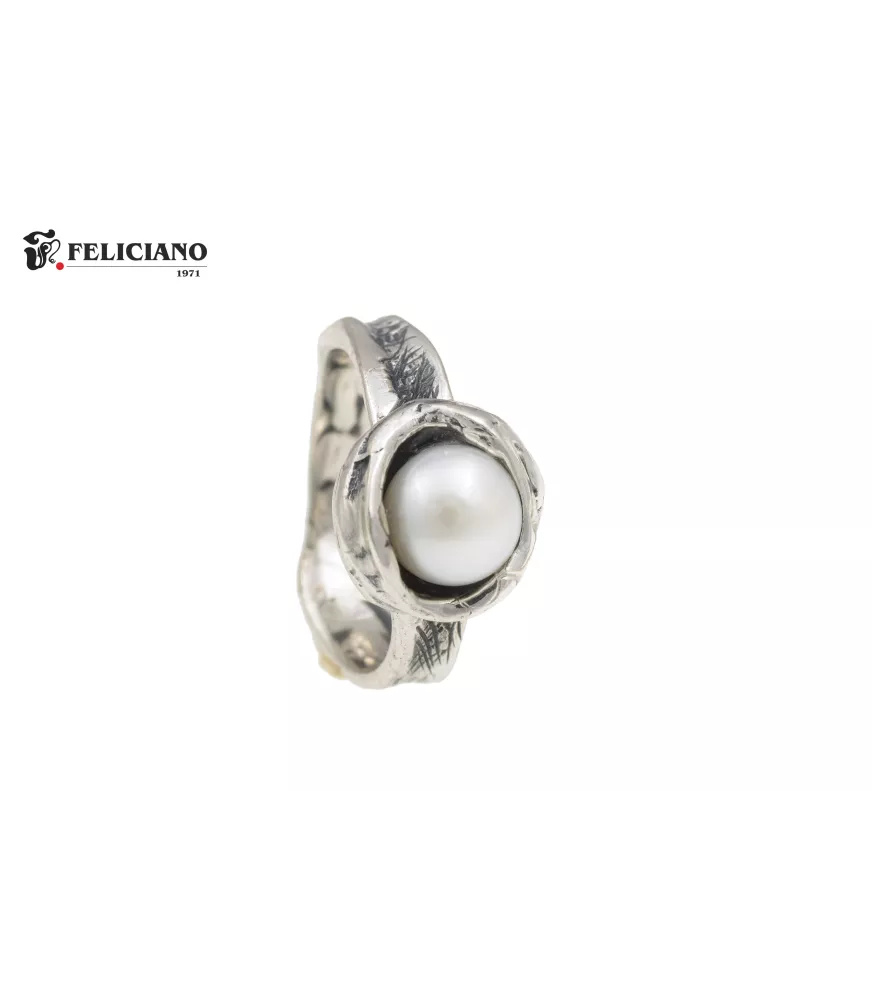 Anillo de plata y perla.