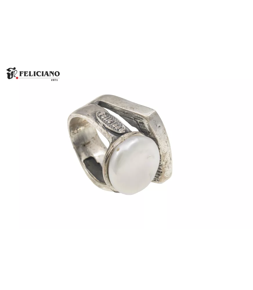 Anillo de plata, perla plana.