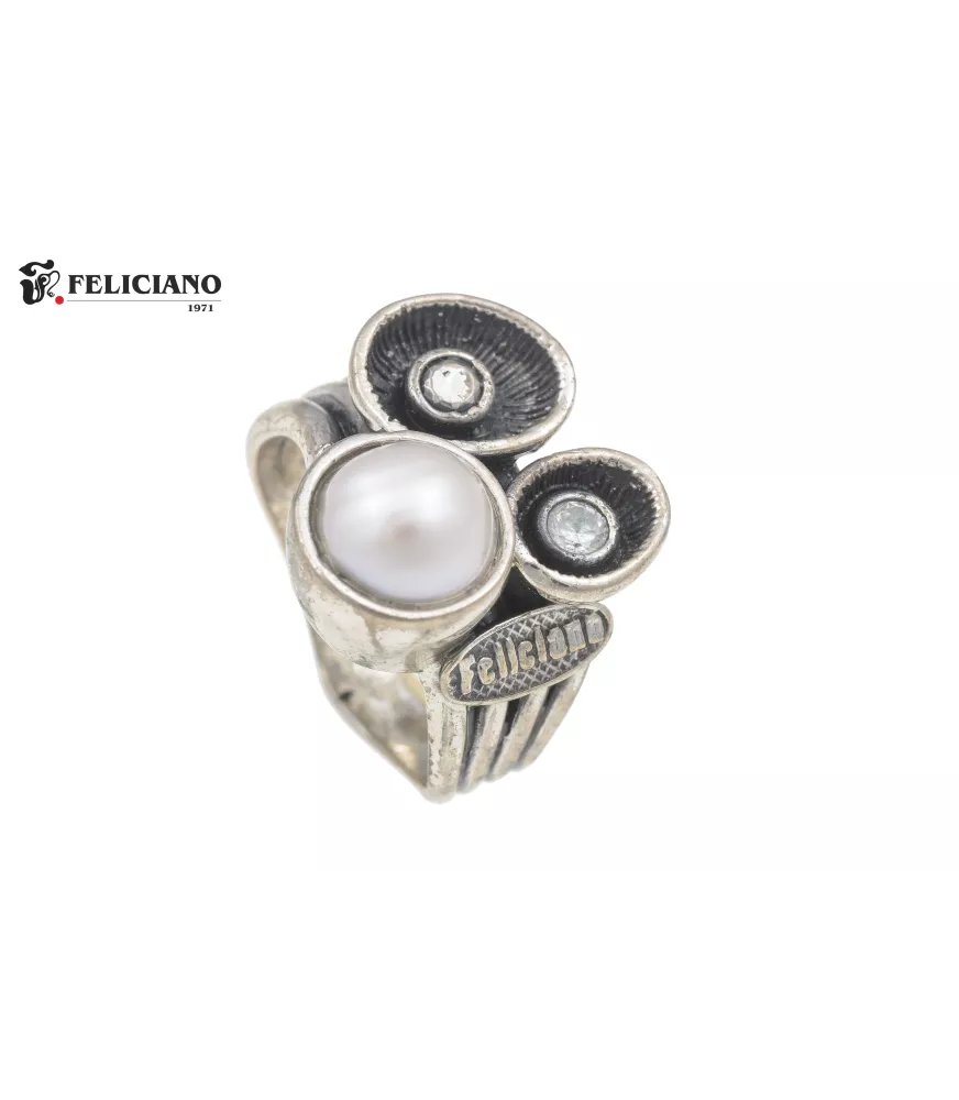 Anillo de plata, perla y circonitas.