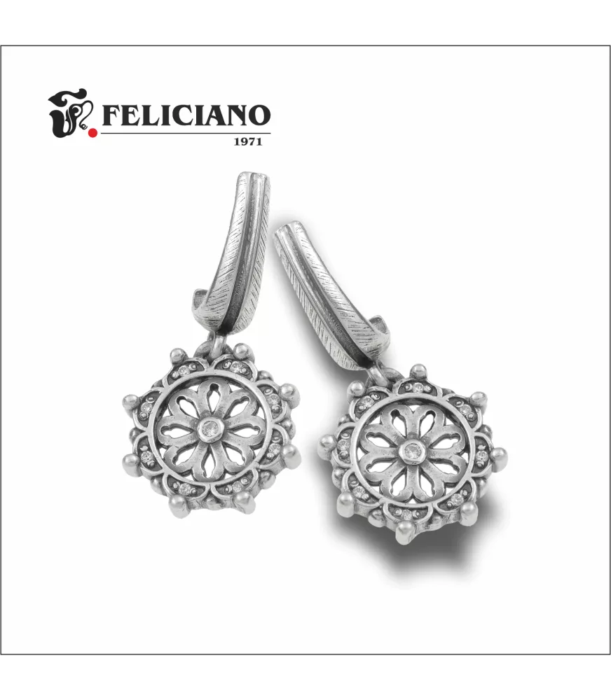 Pendientes rosetón largo, en plata, con bisel circonitas y puntos.
