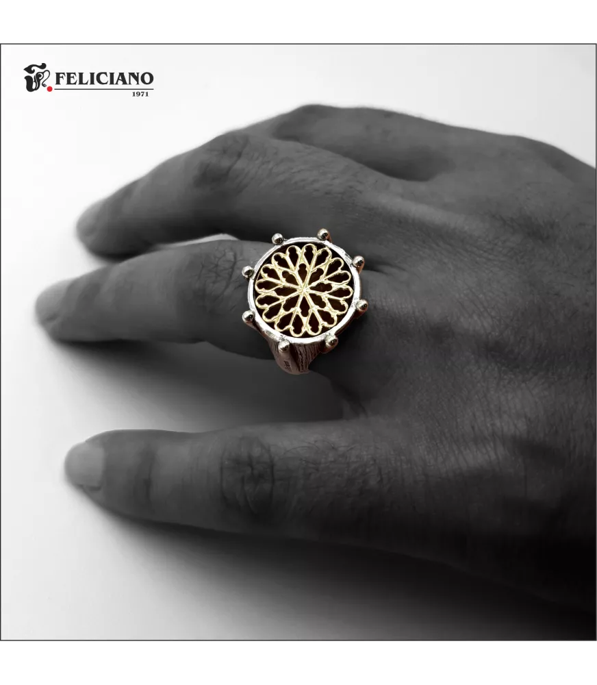 Anillo rosetón grande, en plata, con bisel puntos.