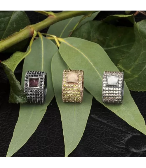 Anillo Sunfield en plata y con circonitas de colores.