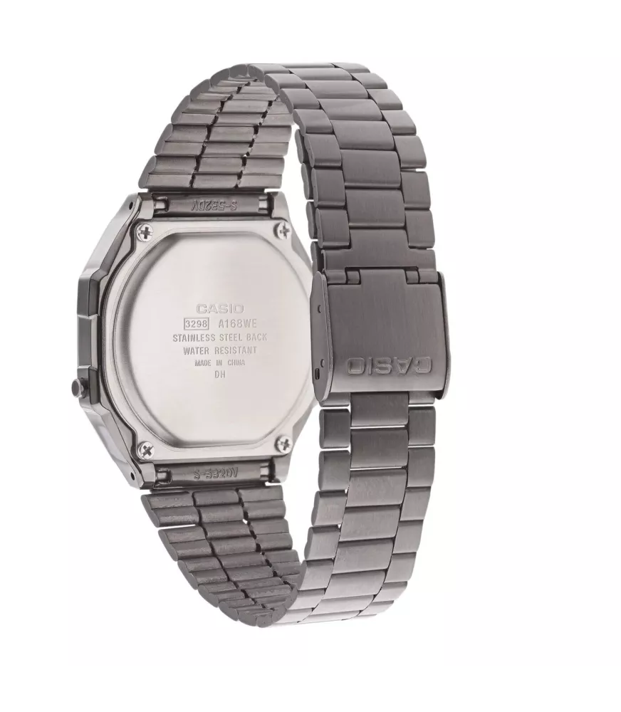 Reloj Casio vintage digital, con esfera negra y brazalete de acero.