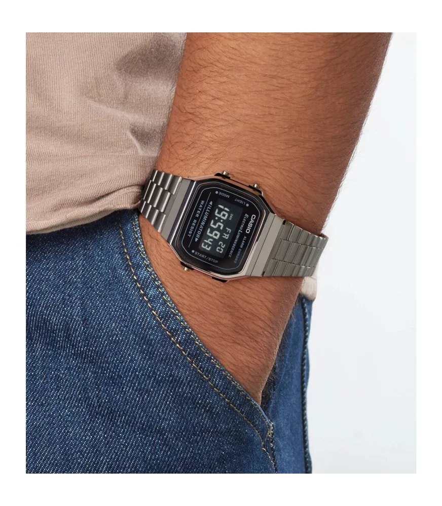 Reloj Casio vintage digital, con esfera negra y brazalete de acero.