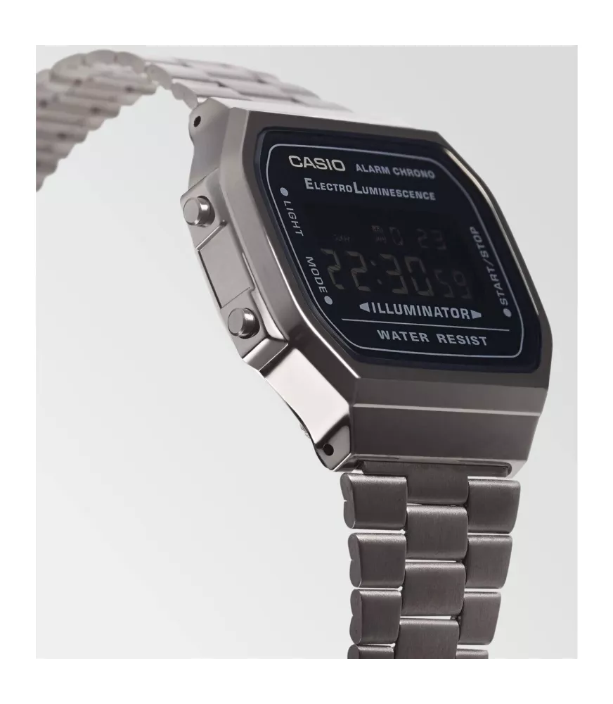 Reloj Casio vintage digital, con esfera negra y brazalete de acero.