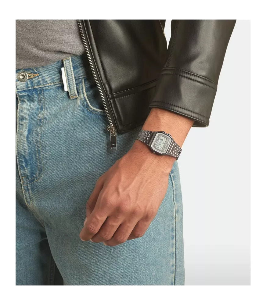 Reloj Casio vintage digital, con esfera negra y brazalete de acero.