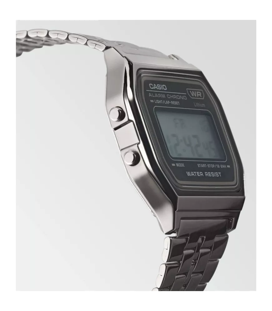 Reloj Casio vintage digital, con esfera negra y brazalete de acero.