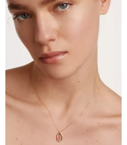 Collar P D Paola, letra L, con baño de oro de 18k.