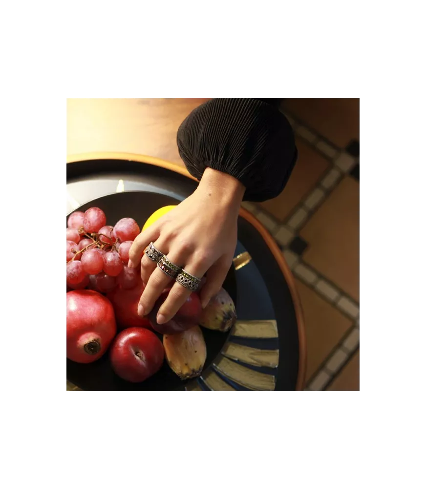 Anillo Sunfield en plata con circonitas de colores.