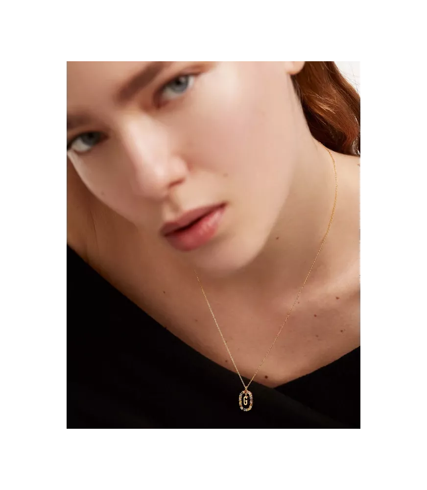 Collar P D Paola, letra G, con baño de oro de 18k.