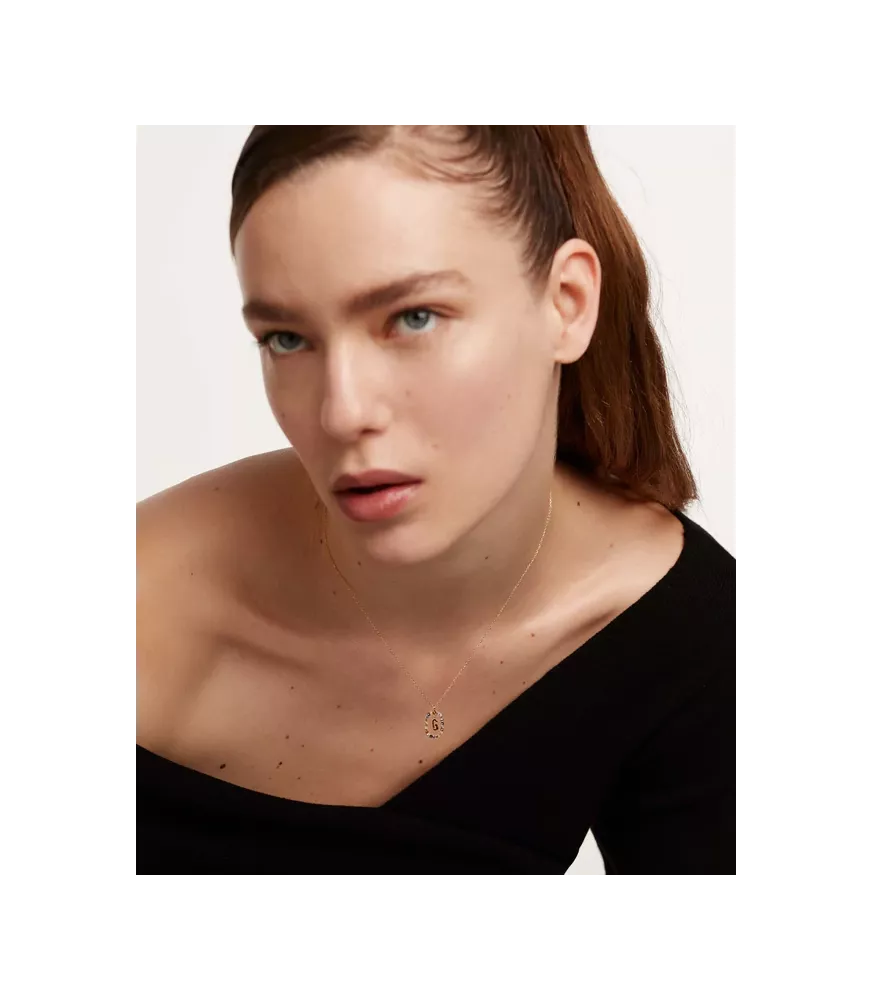 Collar P D Paola, letra G, con baño de oro de 18k.