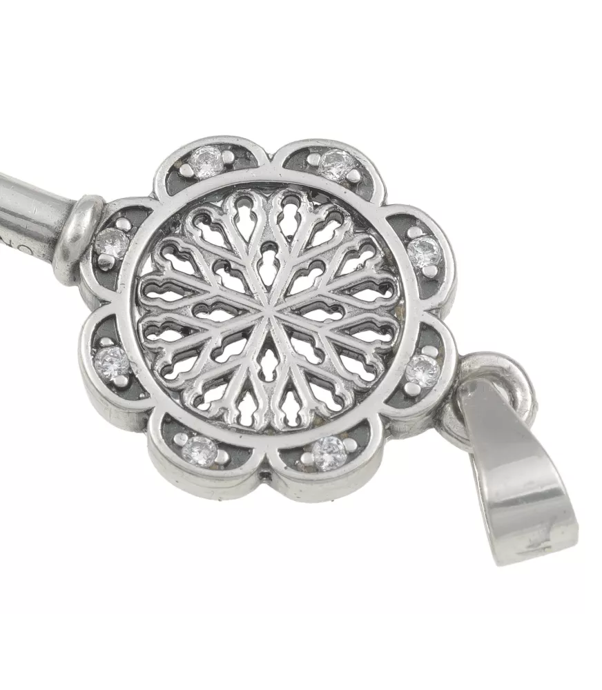 Colgante Llave grande en plata, bisel 16 circonitas.