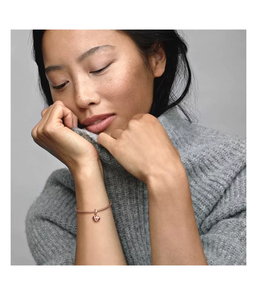 Charm colgante con recubrimiento de oro rosa de segunda ley de 14k  Cascabel Navideño