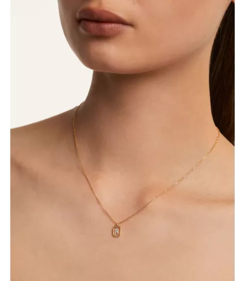 Collar P D Paola, letra R mini, con baño de oro de 18k.