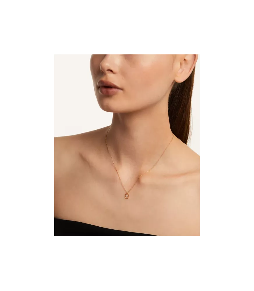 Collar P D Paola, letra V mini, con baño de oro de 18k.