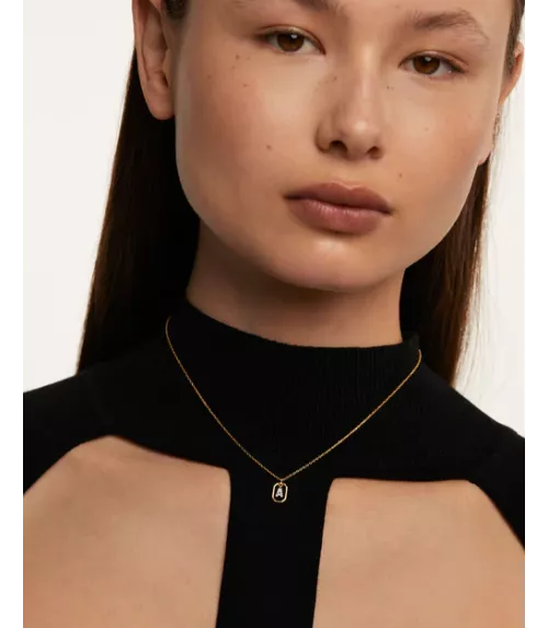 Collar P D Paola, letra A mini, con baño de oro de 18k.