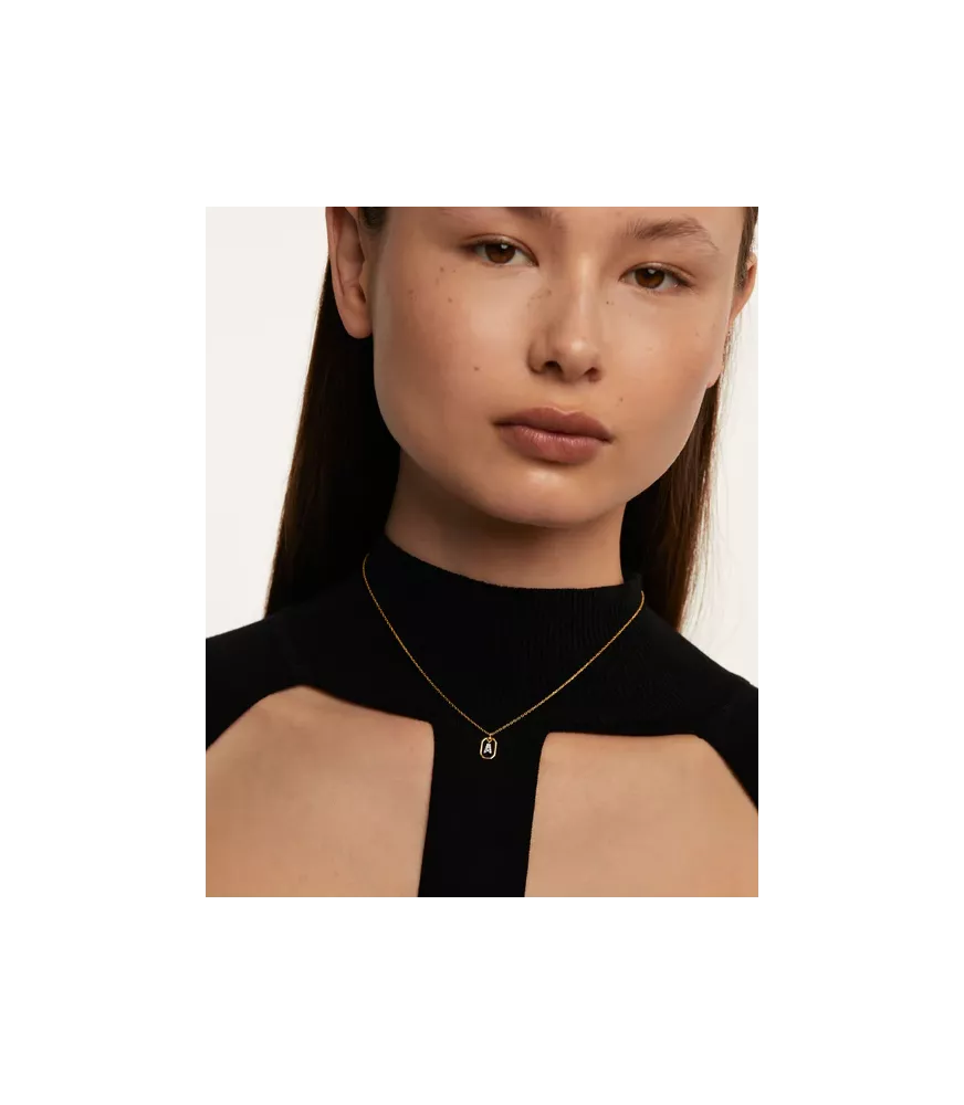 Collar P D Paola, letra A mini, con baño de oro de 18k.