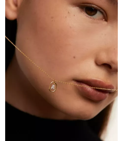 Collar P D Paola, letra A mini, con baño de oro de 18k.