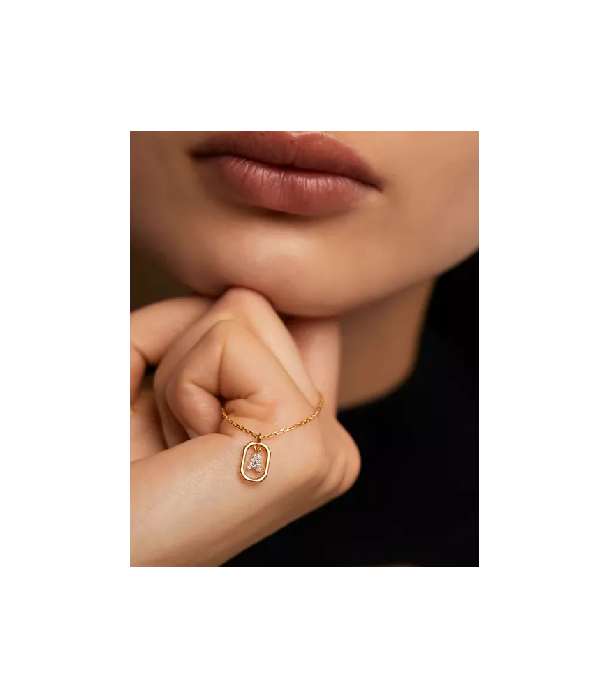 Collar P D Paola, letra A mini, con baño de oro de 18k.