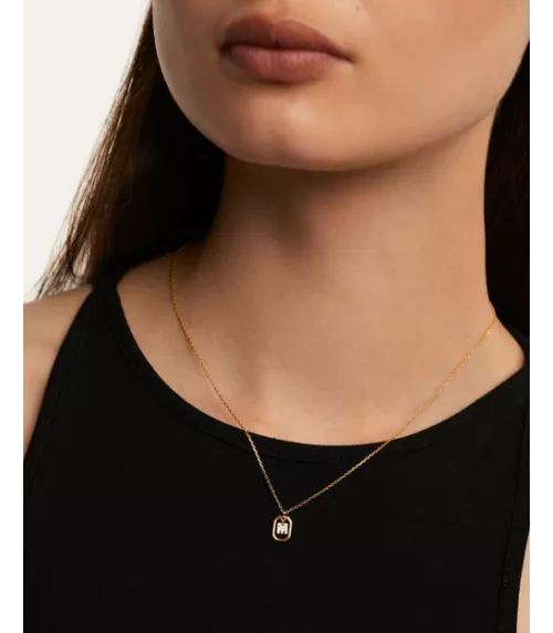 Collar P D Paola, letra M mini, con baño de oro de 18k.