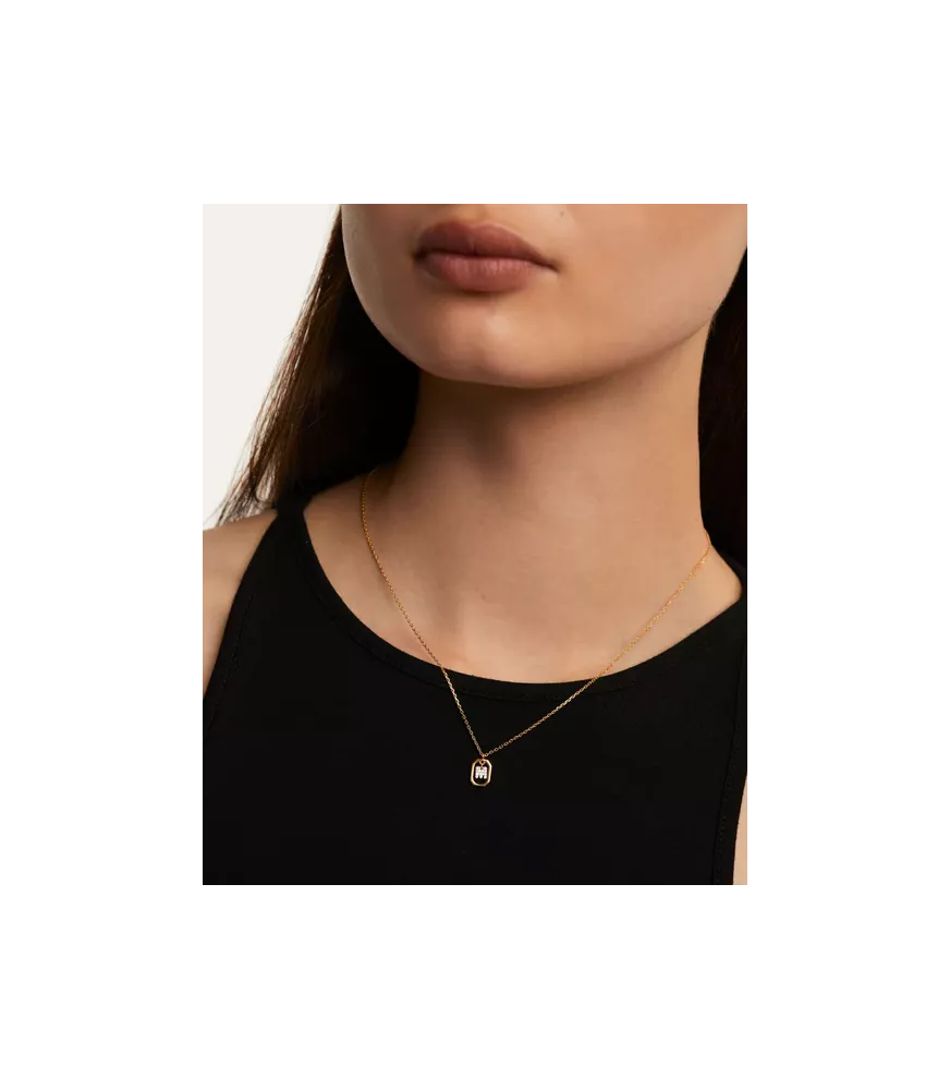 Collar P D Paola, letra M mini, con baño de oro de 18k.