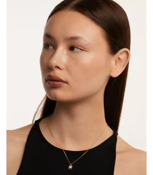 Collar P D Paola, letra M mini, con baño de oro de 18k.