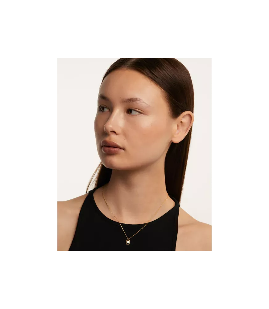 Collar P D Paola, letra M mini, con baño de oro de 18k.