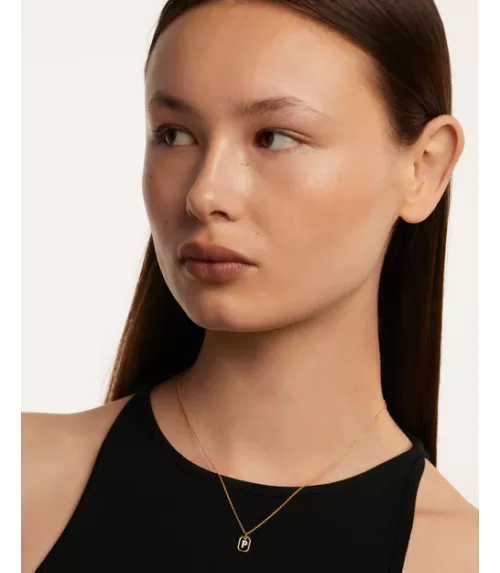 Collar P D Paola, letra P mini, con baño de oro de 18k.