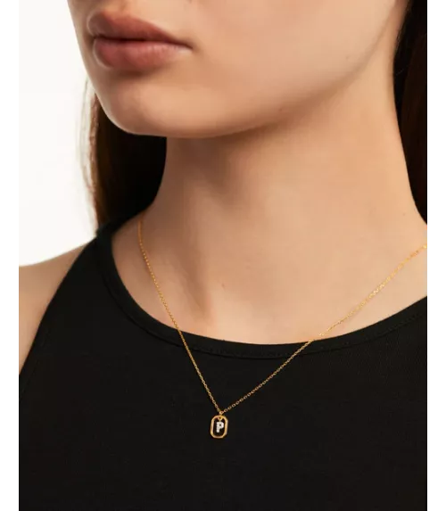Collar P D Paola, letra P mini, con baño de oro de 18k.