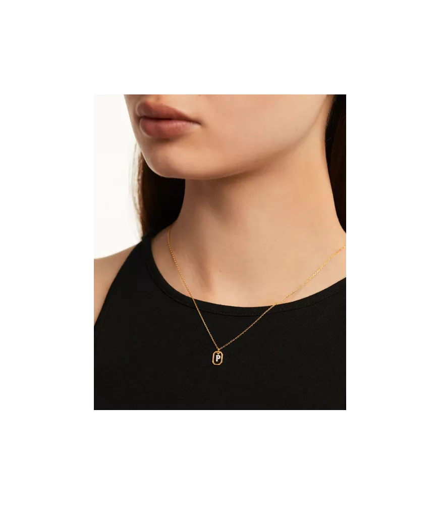 Collar P D Paola, letra P mini, con baño de oro de 18k.