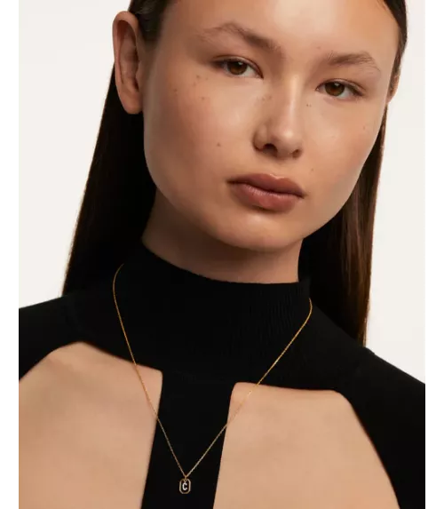 Collar P D Paola, letra C mini, con baño de oro de 18k.