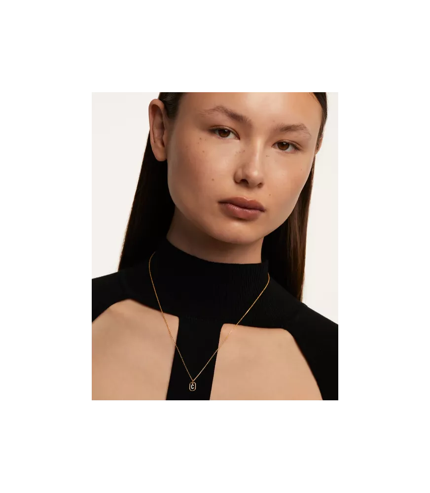 Collar P D Paola, letra C mini, con baño de oro de 18k.