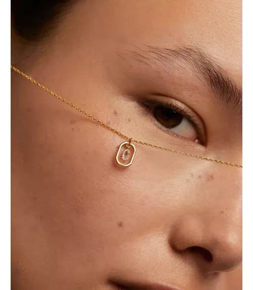 Collar P D Paola, letra C mini, con baño de oro de 18k.