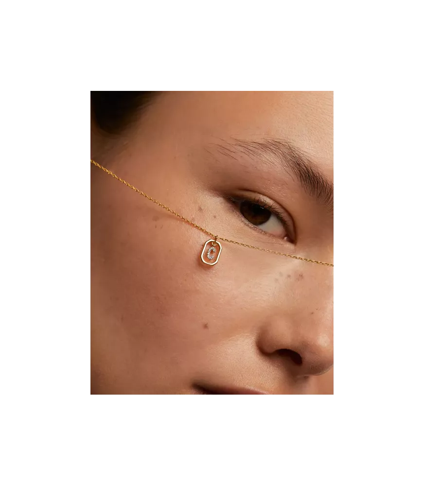 Collar P D Paola, letra C mini, con baño de oro de 18k.