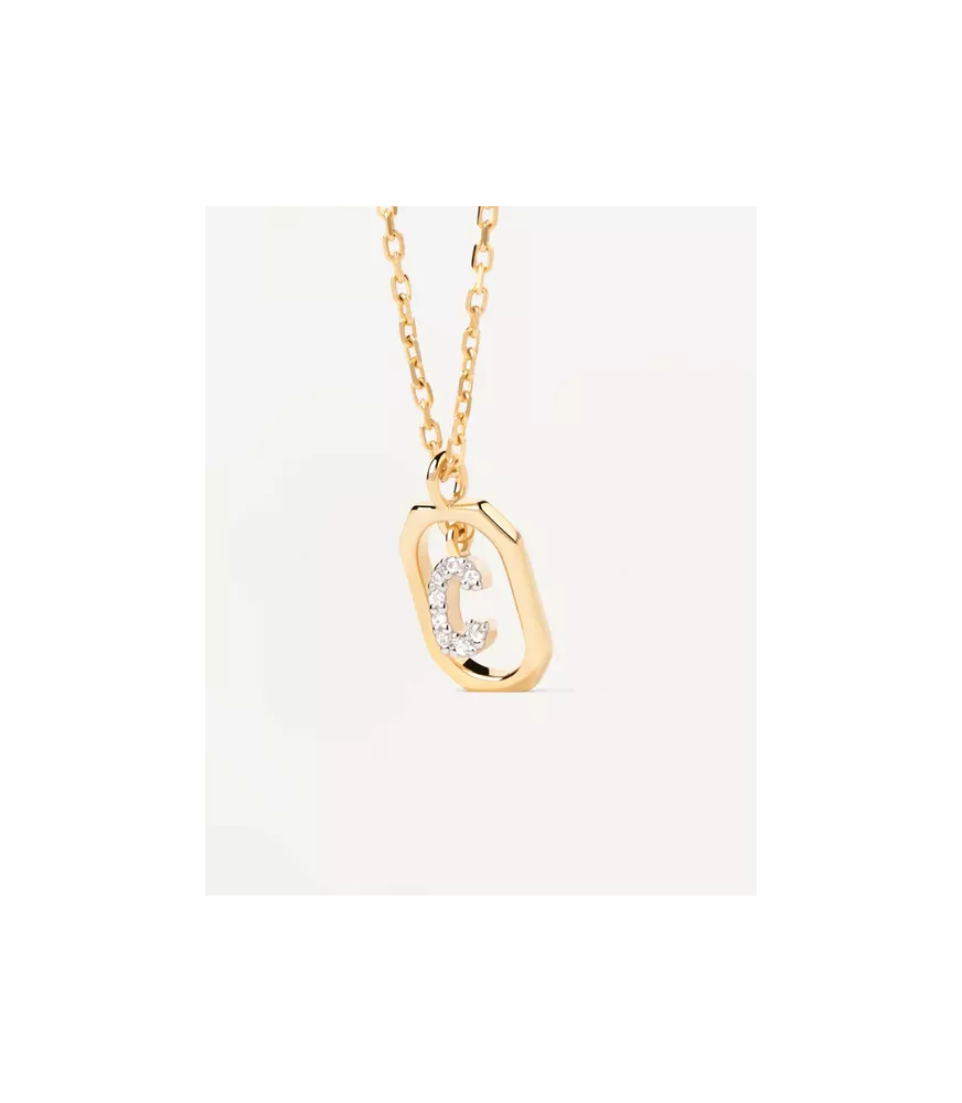 Collar P D Paola, letra C mini, con baño de oro de 18k.