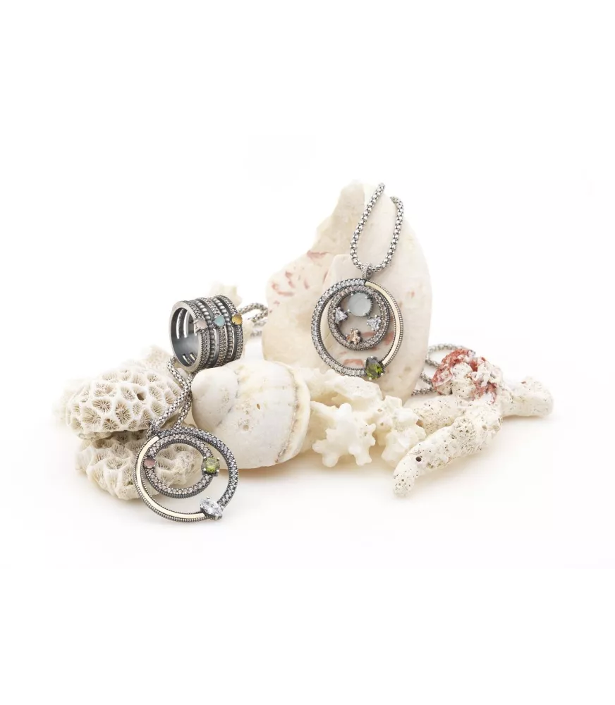 Colgante Sunfield en plata, con piedras y circonitas de colores.
