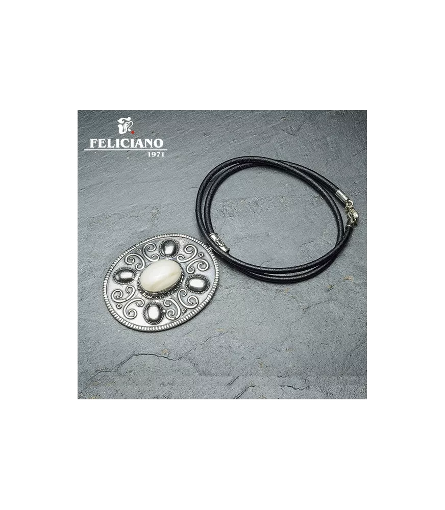 Colgante en plata y marfil con cuero