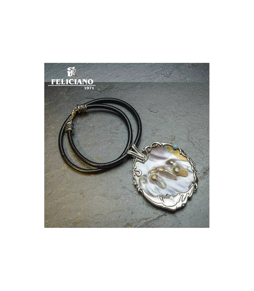 Colgante en plata y nacar con cuero
