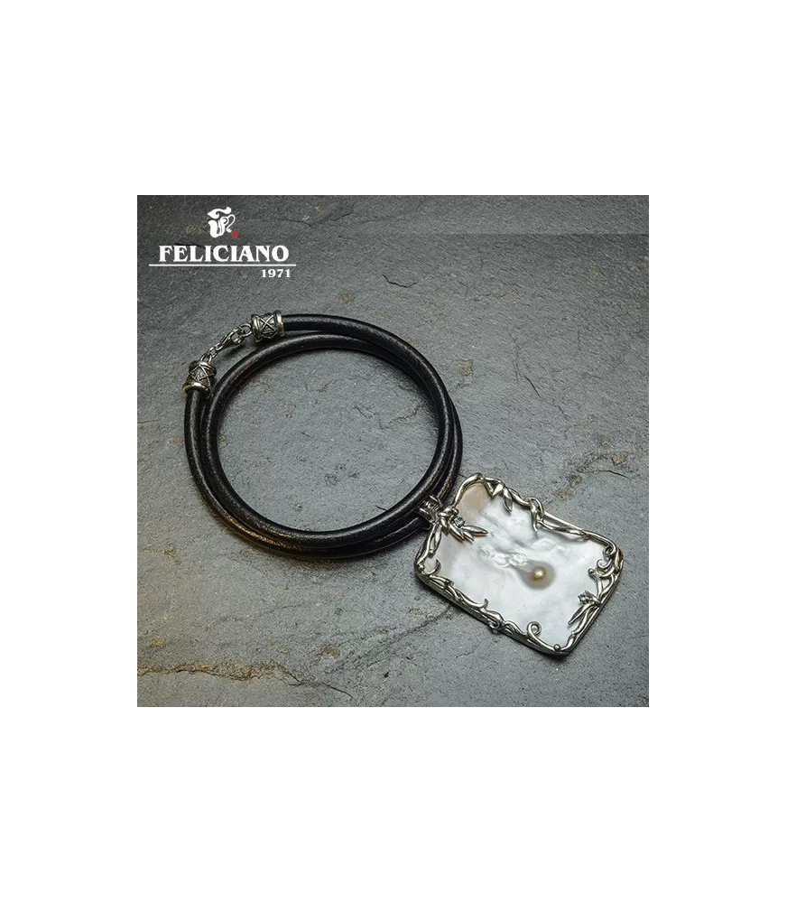 Colgante en plata y nacar con cuero