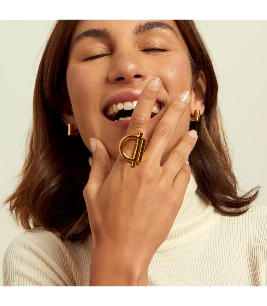 Anillo CXC Amanecer, en latón bañado en oro.