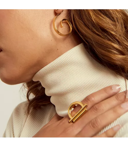 Anillo CXC Amanecer, en latón bañado en oro.