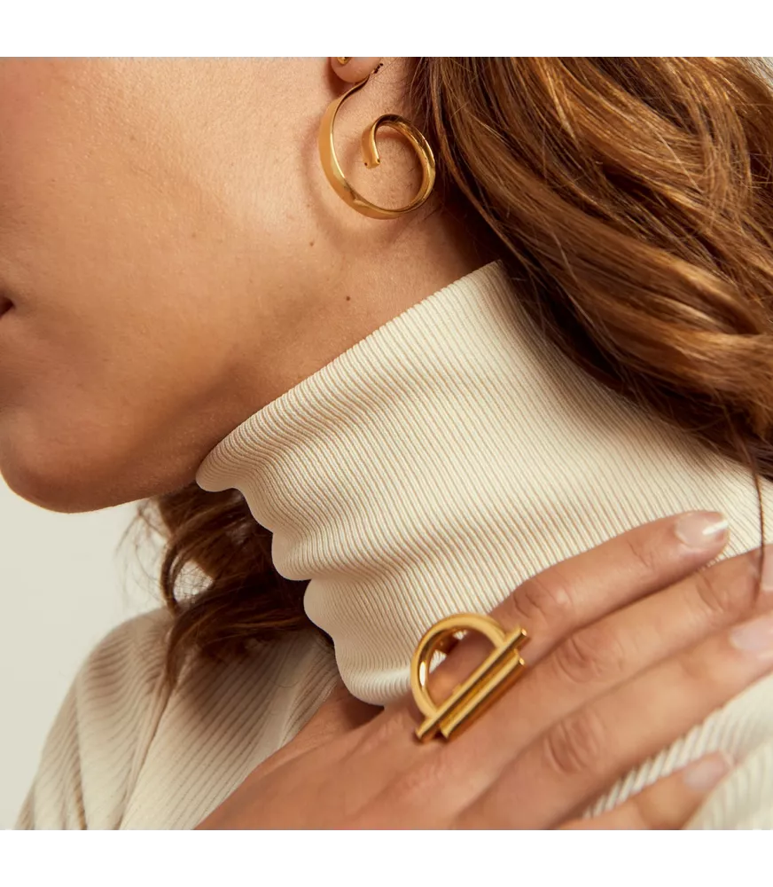 Anillo CXC Amanecer, en latón bañado en oro.