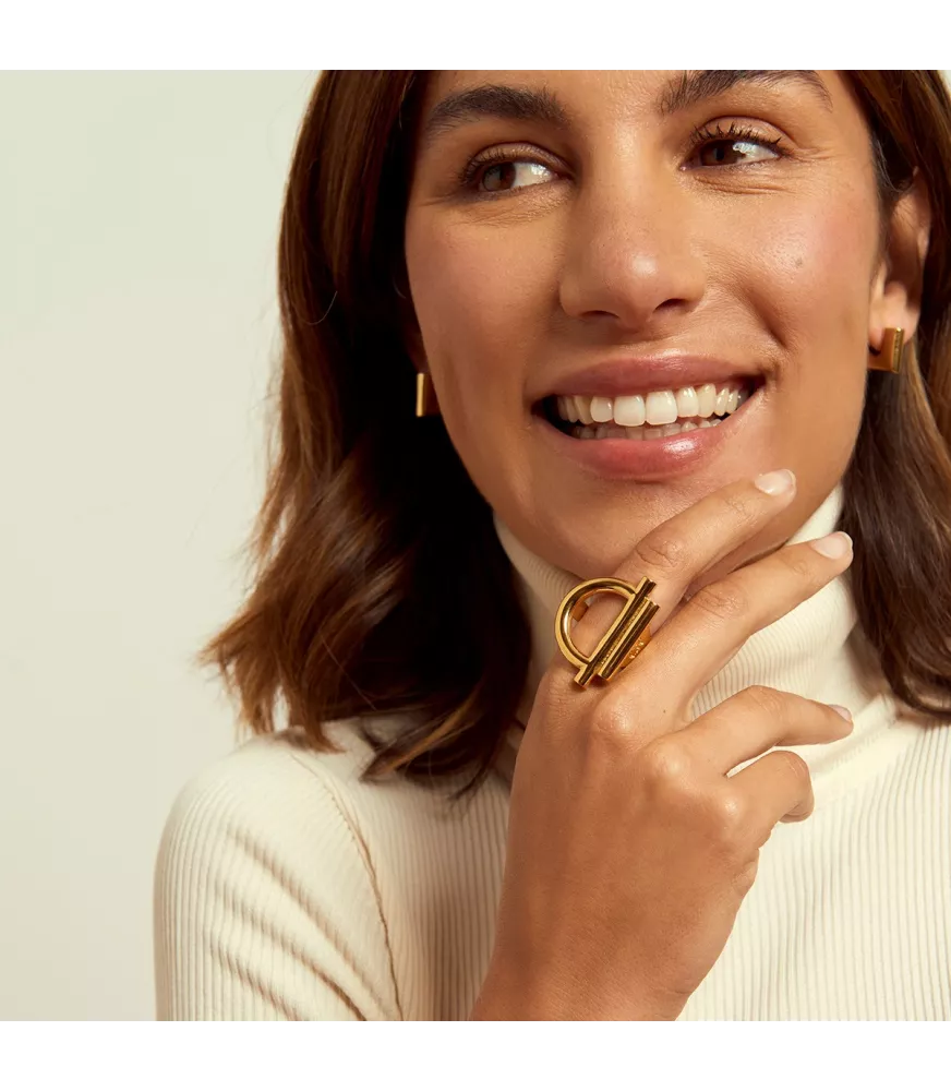 Anillo CXC Amanecer, en latón bañado en oro.