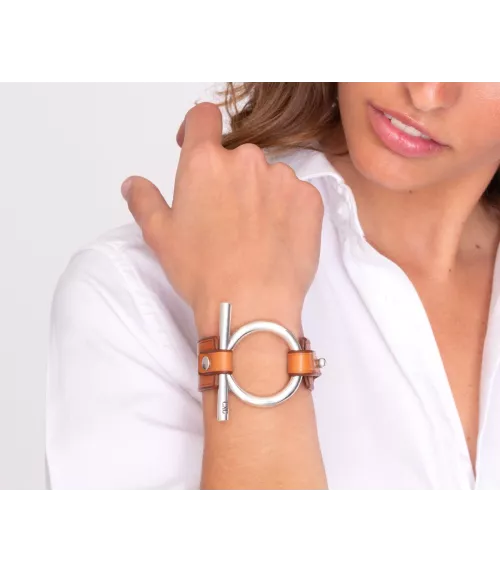Pulsera Omega CXC, en metal bañado en plata, con cuero liso.
