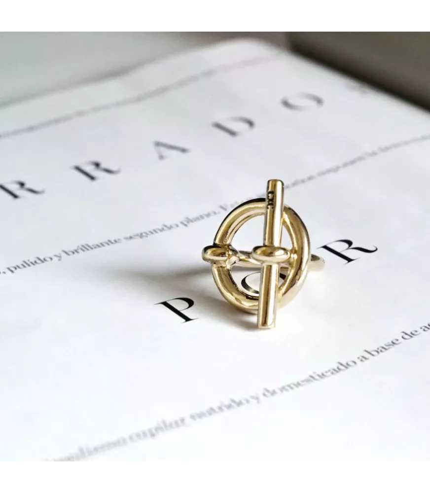 Anillo CXC Orígenes, en latón bañado en oro.